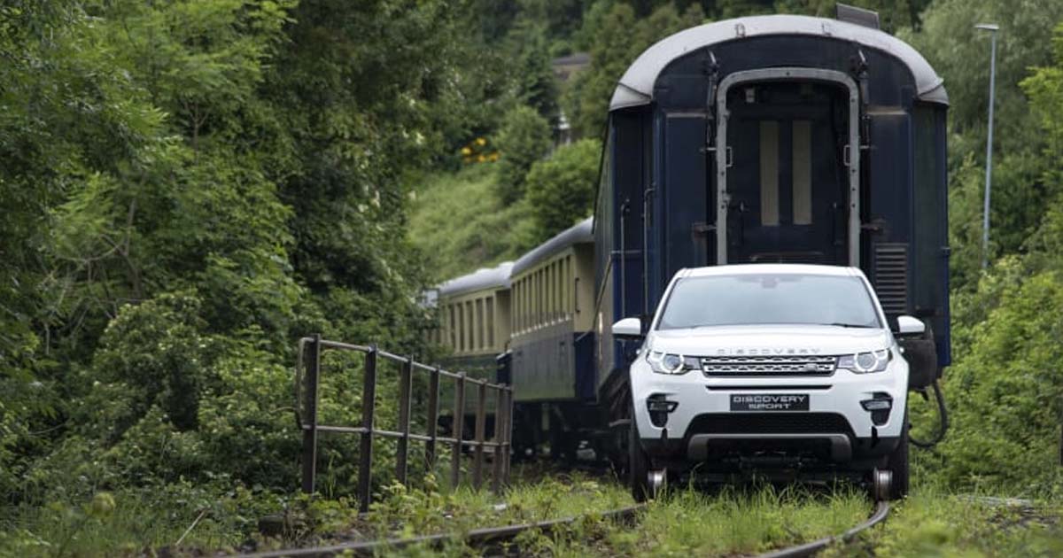 Discovery Sport pulls train