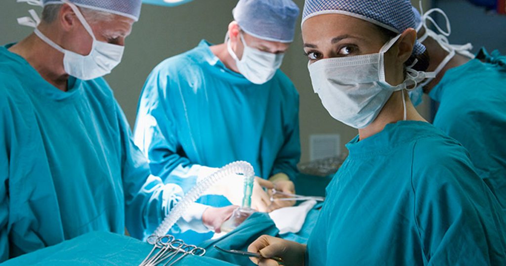 Why do doctors wear green or blue cloth when performing surgery?