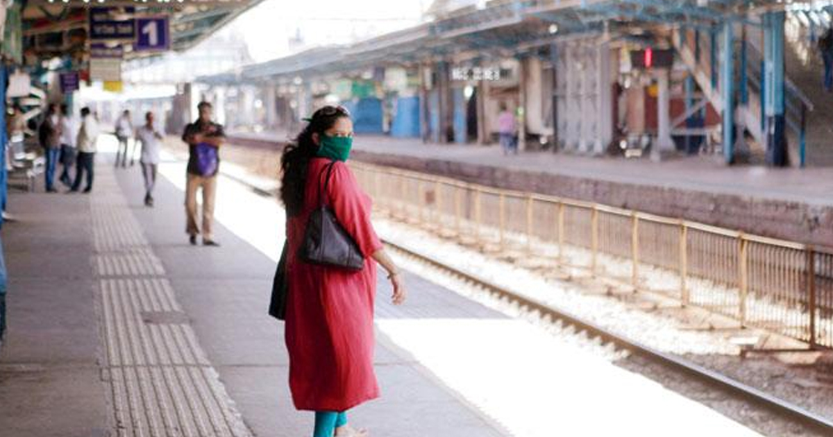 RPF jawan saving the life of a woman who fell on the track while the train was coming